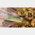 ルーブル紙幣と仮想通貨ビットコイン（イメージ）／（Ｃ）ロイター