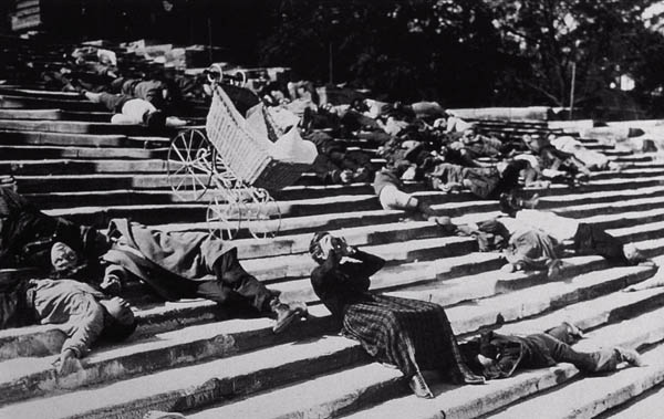 映画「戦艦ポチョムキン」の有名な「オデッサ（ウクライナ南部の街）の階段」の6分間のシーン。撃たれた母親の手を離れた乳母車が大階段を落ちていく…（Ｃ）Mary Evans／AF Archive／共同通信イメージズ