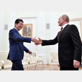 ただただプーチン大統領（右）の歓心を得るために献上…（安倍首相と。2019年当時）／（Ｃ）ロイター