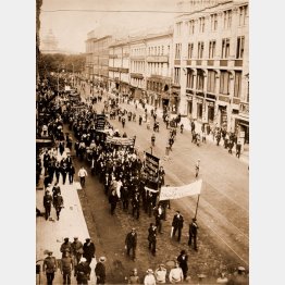 1917年2～10月のロシア革命でペトログラードを行進するデモ隊（Ｃ）Album／Quintlox／共同イメージズ