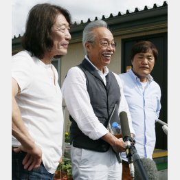 郡山市内の仮設住宅で復興支援ライブを行った時（2013年06月）／（Ｃ）共同通信社