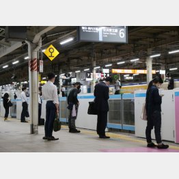 地震で運転見合わせとなった東京駅で復旧を待つ人々（2021年10月）／（Ｃ）日刊ゲンダイ