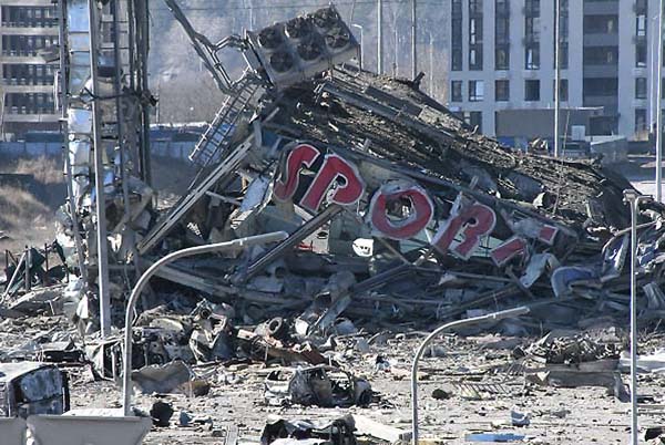 21日、キエフ市内のショッピングセンターの爆撃。300～400メートル四方にわたって建物が崩壊（田中龍作ジャーナルから）