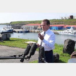 2019年8月、水産加工工場などの視察で経済発展期待のかかる択捉島を訪問したメドベージェフ首相（当時）／（Ｃ）タス＝共同