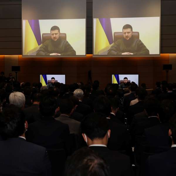 日本の国会議員に向けてオンラインで演説するウクライナのゼレンスキー大統領（Ｃ）ＪＭＰＡ