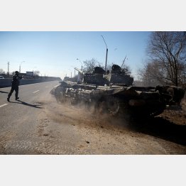 首都キエフ、敵との戦闘の後に捕らえたロシア軍戦車を指すウクライナ兵（Ｃ）ロイター