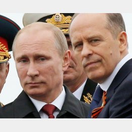 同じKGB出身の側近（プーチン大統領とボルトニコフFSB長官＝右）／（Ｃ）ロイター＝共同