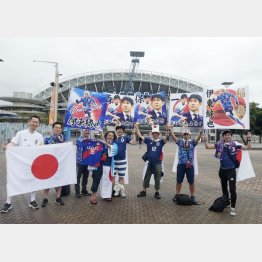 試合前に気勢を上げる日本人サポーターたち（撮影）元川悦子
