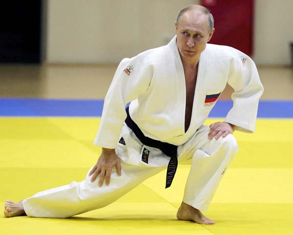 ロシアの侵攻で世界のスポーツ界が剥奪や撤回の動きのなか、講道館はプーチン大統領に「講道館6段」の段位と「紅白帯」を授与したまま…（Ｃ）ロイター／Sputnik／Kremlin