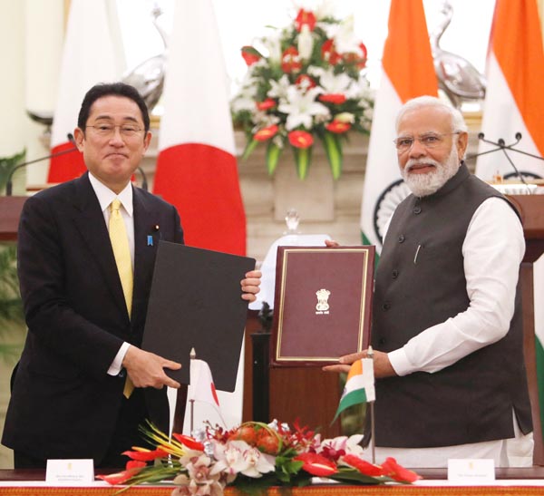 インドのモディ首相（右）と岸田首相（Ｃ）ロイター