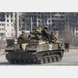 マリウポリで装甲車に乗る親ロシア派の兵士（Ｃ）ロイター＝共同