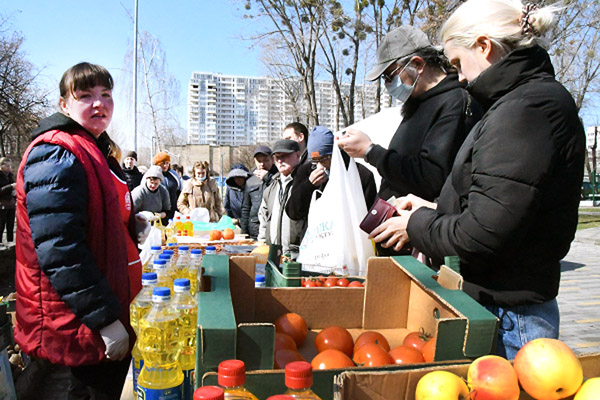 果物が並ぶ露店にはキエフ市民が訪れた（田中龍作ジャーナルから）