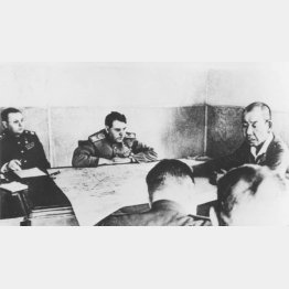 ソ連領ジャリコーワの「停戦交渉」に臨む関東軍の秦彦三郎総参謀長（右端）と極東ソ連軍総司令官ワシレフスキー元帥（中央）＝1945年8月（Ｃ）ノーボスチ提供