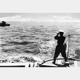 海の守りに従事する巡視船すずらんの海上保安隊員。怪船を発見すれば直ちに追跡、臨検、マッカーサー・ラインを知らずに越えていれば注意する。前方は国後島爺々岳（1951年6月、根室のマッカーサー・ライン付近）／（Ｃ）共同通信社