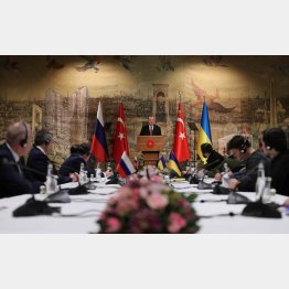 トルコのエルドアン大統領のもとで停戦交渉は再開したが…（ウクライナ代表団＝右、とロシア代表団）　（Ｃ）ロイター／ Murat Cetinmuhurdar／PPO