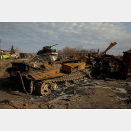 ウクライナ侵攻の戦いで破壊され放置されているロシア戦車（ウクライナ、スミー州）／（Ｃ）ロイター