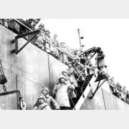 シベリアからの引き揚げ。懐かしい祖国に上陸する引き揚げ者たち（1946年12月9日、舞鶴）／（Ｃ）共同通信社