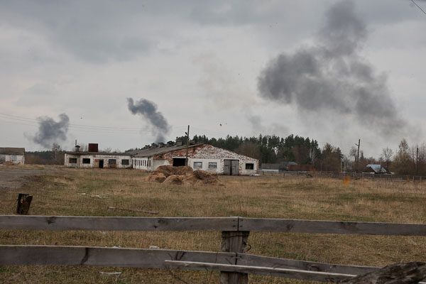 30日、ロシアの砲撃は続いており、黒煙を上げるウクライナ首都キエフ地域の村（Ｃ）ロイター