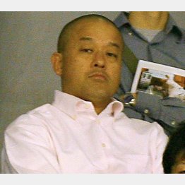 2008年、息子が出場した世界柔道選手権を観戦する石井義彦教諭（Ｃ）日刊ゲンダイ