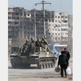 ウクライナ東部ドネツク州マリウポリ、市内を行軍する新ロシア派武装部隊「Z」と市民（Ｃ）ロイター