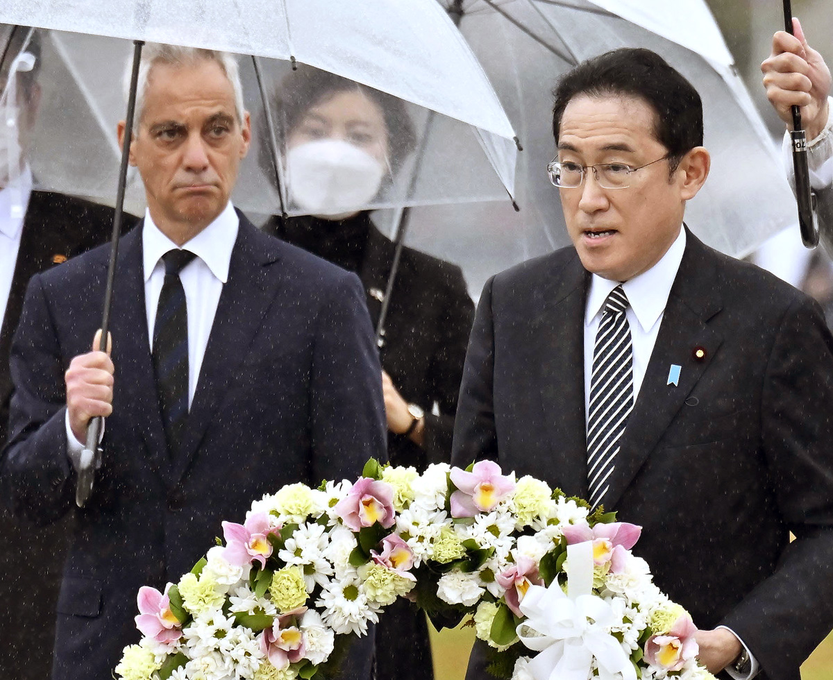 岸田首相、エマニュエル米大使（左）と広島訪問、平和記念公園の原爆慰霊碑に献花（Ｃ）共同通信社