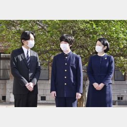 3月17日、お茶の水女子大付属中の卒業式に臨まれる秋篠宮ご夫妻と長男悠仁さま（代表撮影）
