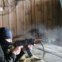 ウクライナ首都キーウに日常戻るも警戒態勢は厳戒 警官はカラシニコフ銃で特別訓練
