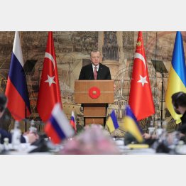 「漁夫の利」を得るか（停戦交渉の冒頭、両国の代表団〈左右〉を前に、挨拶をするトルコのエルドアン大統領）　（Ｃ）ロイター／Murat Cetinmuhurdar／PPO