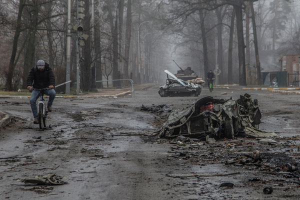 ロシア軍は多くの市民を射殺、たくさんの遺体が路上に放置されていた（ウクライナ首都キーウ、ブチャの町）／（Ｃ）ロイター