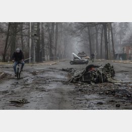 ロシア軍は多くの市民を射殺、たくさんの遺体が路上に放置されていた（ウクライナ首都キーウ、ブチャの町）／（Ｃ）ロイター
