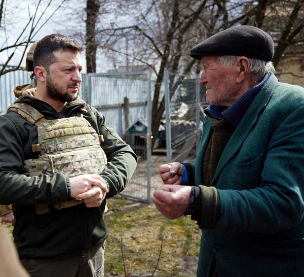 ブチャを視察し住民の話を聞くウクライナのゼレンスキー大統領（左）　（Ｃ）ロイター／Ukrainian Presidential Press Service
