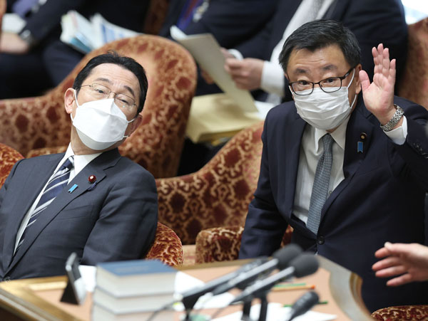 留学生を日本の宝と持ち上げた岸田首相（左）と松野官房長官（Ｃ）日刊ゲンダイ
