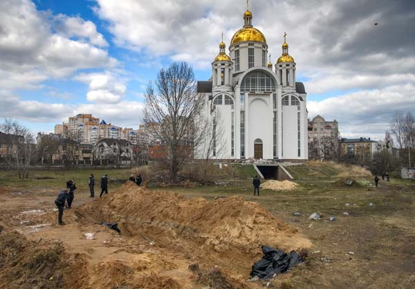 ロシア兵士によって殺された民間人の遺体が埋葬される集団墓地（Ｃ）ロイター