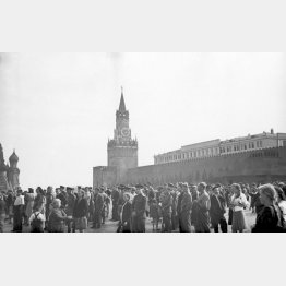 モスクワの赤の広場で、ソ連のスターリン書記長による対日戦勝利のラジオ演説を聴く市民＝1945年9月2日（タス＝共同）