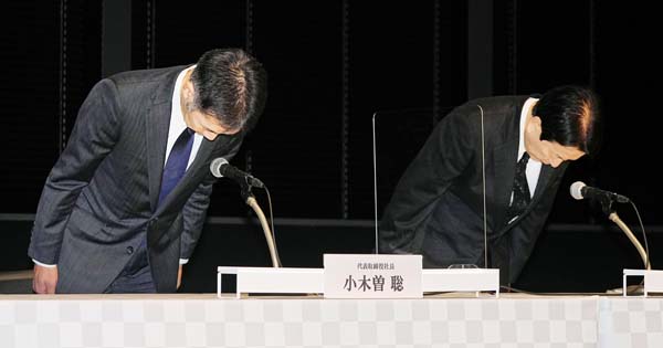 日野自動車の小木曽聡社長（左）と下義生会長（Ｃ）共同通信社