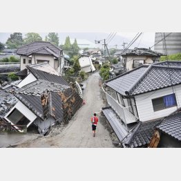 熊本地震で倒壊した家屋（Ｃ）共同通信社