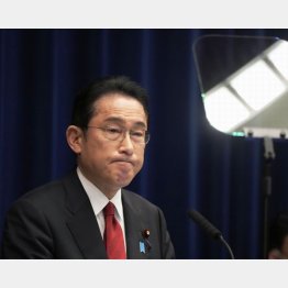 記者会見する岸田首相。ロシアへの追加の経済制裁策などを発表した＝８日午後、首相官邸（Ｃ）共同通信社