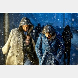 デフォルトＸデーは…（雪がちらつくモスクワの街を歩く人たち）／（Ｃ）ロイター