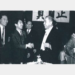 佐藤栄作首相と握手しながら談笑する中原氏。自民党本部の正月事始めで（提供写真）