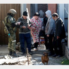 ウクライナ東部マリウポリ、地域住民らの記録書類を調べる新ロシア派武装部隊の兵士（Ｃ）ロイター