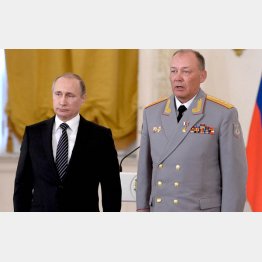 ロシアのプーチン大統領（左）とアレクサンドル・ドボルニコフ上級大将　（Ｃ）ロイター／ Sputnik／Kremlin