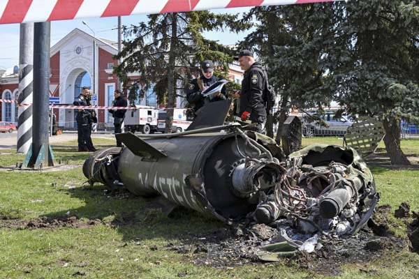 8日、ウクライナ東部ドネツィク州クラマトルスク駅への攻撃後、芝生に残るロシア軍のミサイルの一部。ロシア語で「子供たちのために」と書かれている（Ｃ）AP＝共同