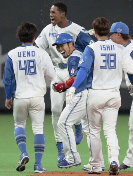 サヨナラ二塁打を放ち、ナインの祝福を受ける日本ハム・近藤（Ｃ）共同通信社