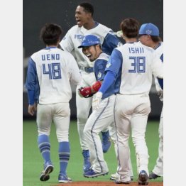サヨナラ二塁打を放ち、ナインの祝福を受ける日本ハム・近藤（Ｃ）共同通信社