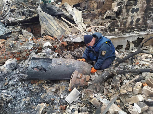 建物を破壊したロシア軍の砲弾を調べるウクライナ治安当局者（写真は、南部ムィコラーイウ〈ミコライウ〉）／（Ｃ）ＵＰＩ=共同