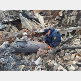 建物を破壊したロシア軍の砲弾を調べるウクライナ治安当局者（写真は、南部ムィコラーイウ〈ミコライウ〉）／（Ｃ）ＵＰＩ=共同