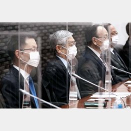 11日、日銀の支店長会議に臨む黒田東彦総裁（左2）／（Ｃ）共同通信社