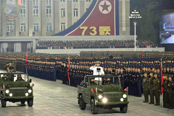 陸軍だけで110万人（北朝鮮建国73年の記念日を迎え、平壌の金日成広場で行われた「民間・安全武力閲兵式」＝コリアメディア提供・共同、2021年9月）