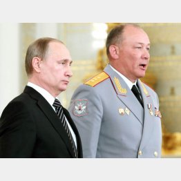 「シリアの虐殺者」を総司令官に（ロシアのプーチン大統領とドボルニコフ将軍＝右）／（Ｃ）タス＝共同