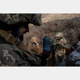 ウクライナ東部に配置されたウクライナ軍兵士ら。塹壕に潜み戦闘態勢（Ｃ）ゲッティ＝共同